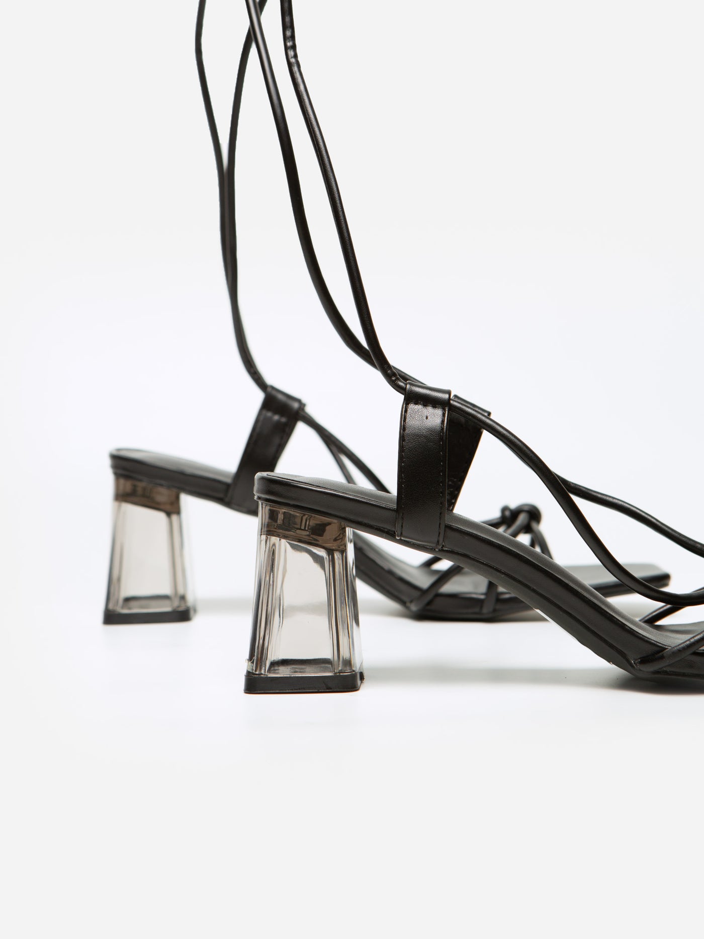 Sandalia Tiras Tacón Transparente Negro